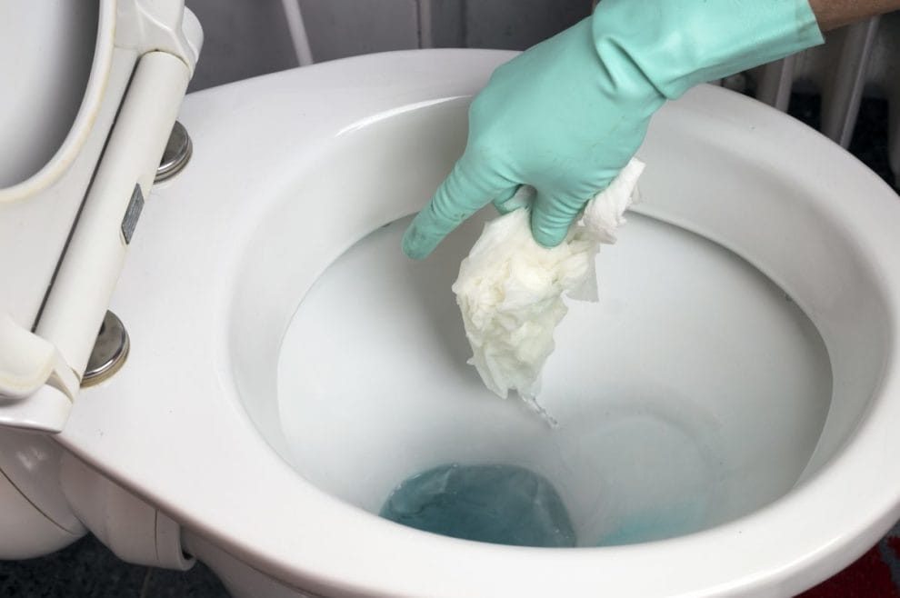 Bồn cầu dội nước xuống chậm do tắc giấy vệ sinh