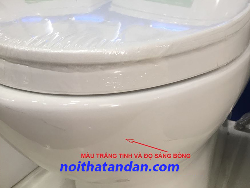 Bề mặt sứ của Viglacera chính hãng có màu trắng tinh sáng bóng