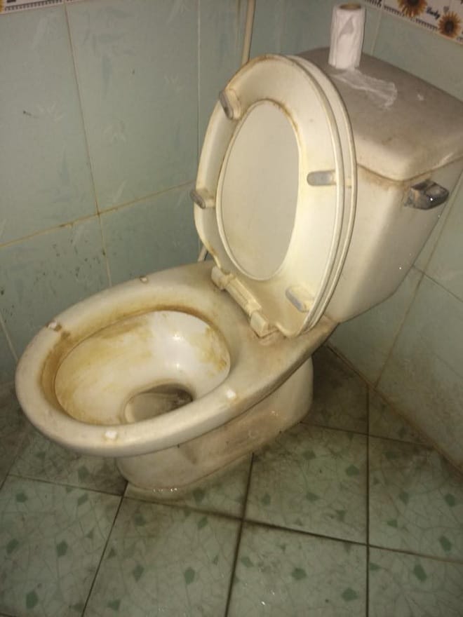 Bồn cầu cũ lâu ngày không được vệ sinh