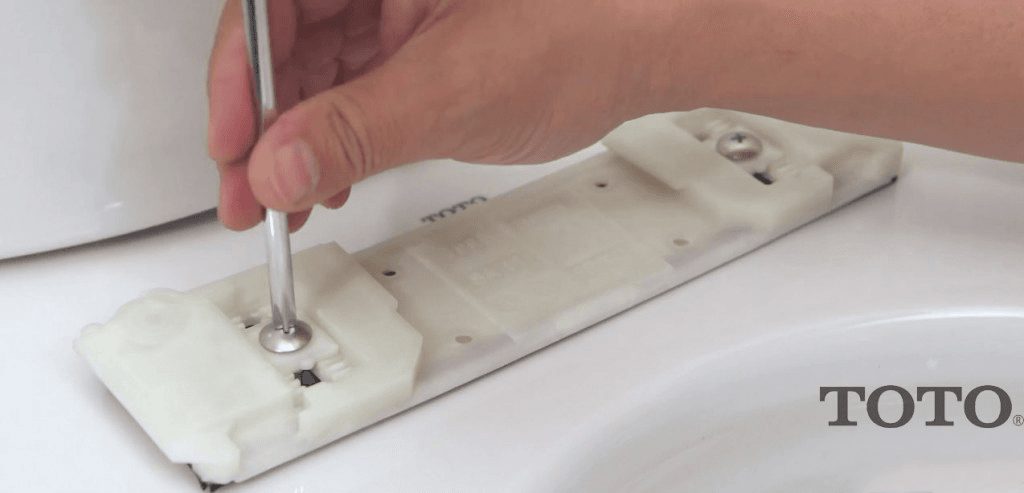 Cố định bảng đế bằng tua vít