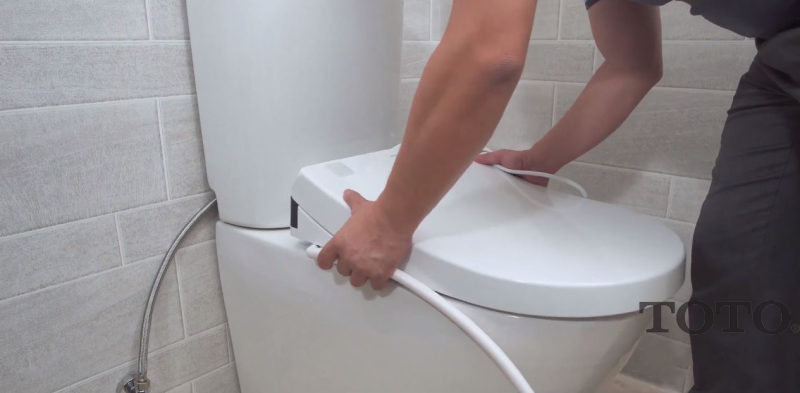 Trượt nắp rửa điện tử Washlet vào bảng đế