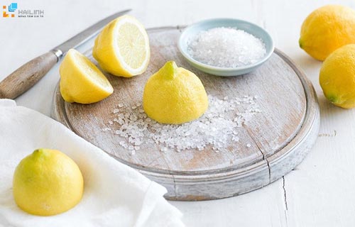 Dùng chanh và muối tẩy vết cặn bẩn