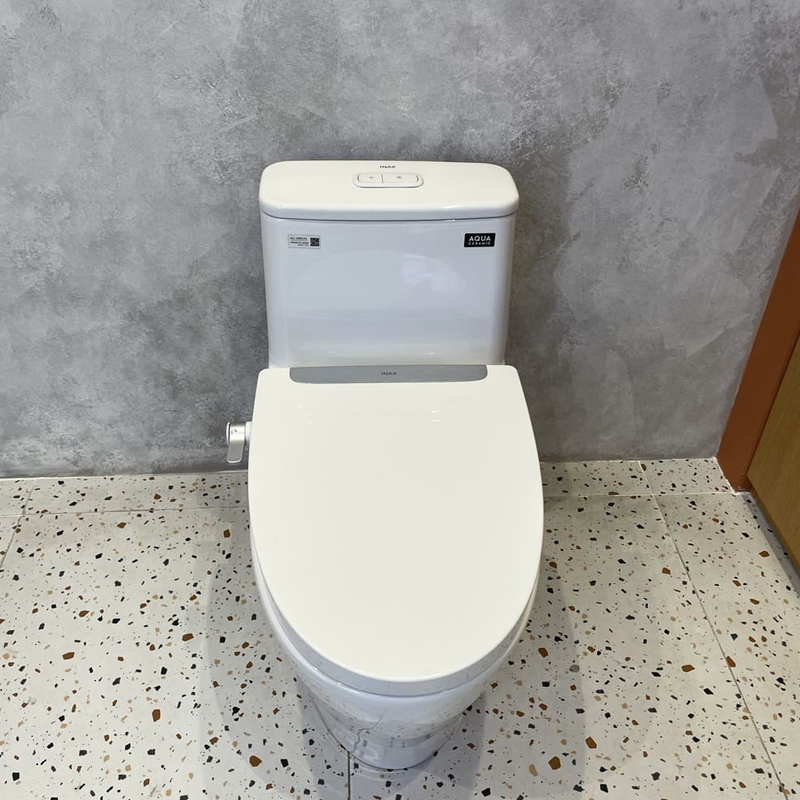 Anh-chup-that-Bon-cau-INAX-AC-989CW-S32VN-nap-rua-co-Aqua-Ceramic.png
