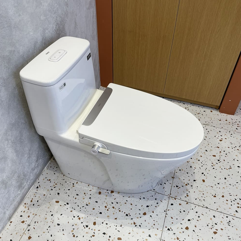 Anh-thuc-te-Bon-cau-INAX-AC-989CW-S32VN-nap-rua-co-Aqua-Ceramic.png