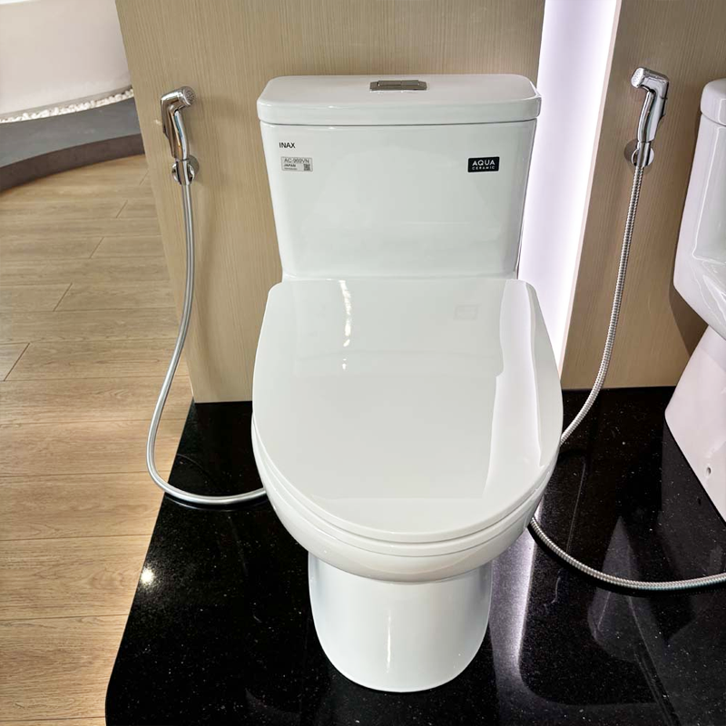Anh-thuc-te-bon-cau-INAX-AC-969VN-2-1-khoi-Aqua-Ceramic-nap-mong-2.png