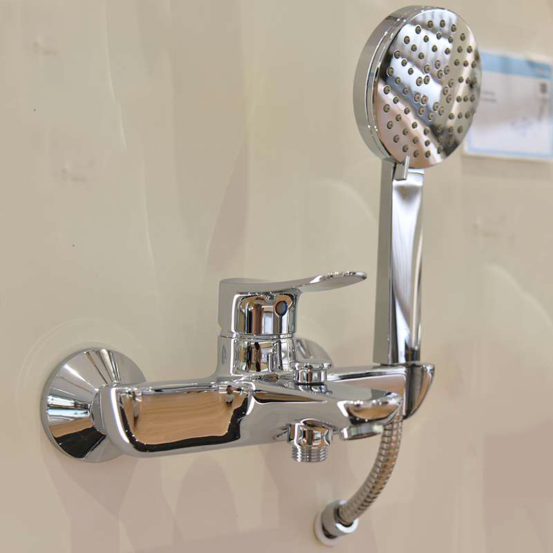 Anh-thuc-te-voi-hoa-sen-INAX-BFV-503S-nong-lanh-cao-cap.png